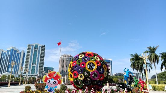 汕头人民广场位于广东汕头市海滨路与市政府大楼之间，是汕头是重