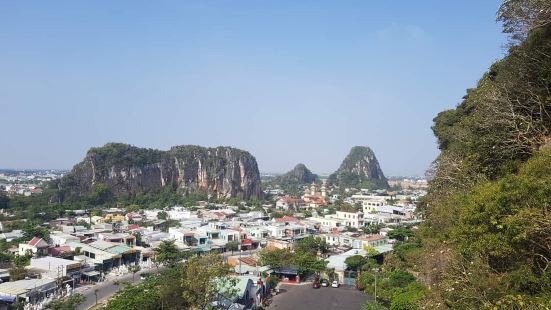 越南岘港五行山。距离岘港市中心 7 公里的五行山,是由五座石