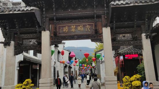 惠山古镇里的老街不要门票免费开放，街道两旁除了有许多祠堂以外