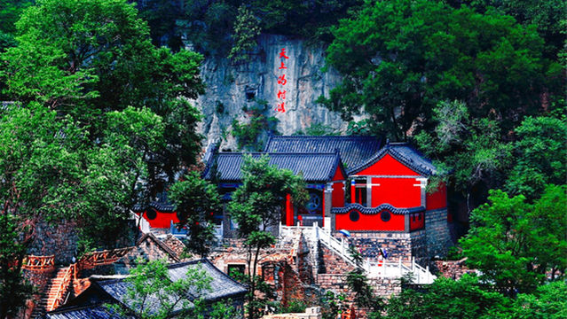 Niuji'an Therapeutic Resort is located in Zichuan District's Kunlun Town. It is known as "the village in the sky."