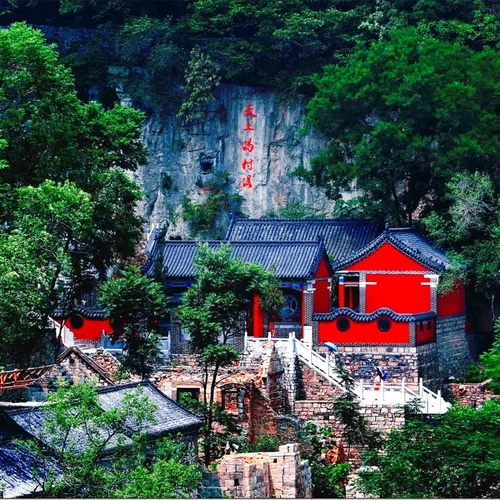 Niuji'an Therapeutic Resort is located in Zichuan District's Kunlun Town. It is known as "the village in the sky."