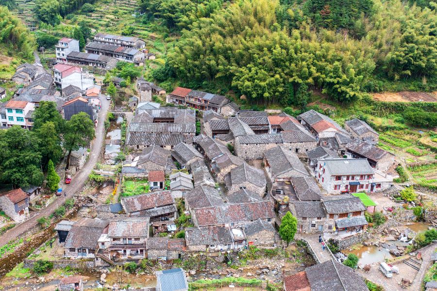 巖下石頭村