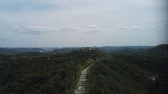 非常不错的地方。在山脚下参观完了革命旧址，就可以直接上山，在