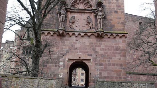 德国古堡是非常著名的，来到德国怎么能不参观一下古堡呢？由于不