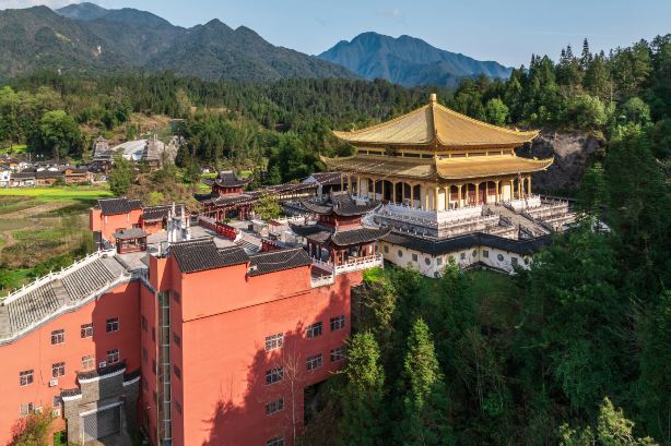 Fanjing Mountain - Great Golden Buddha Temple