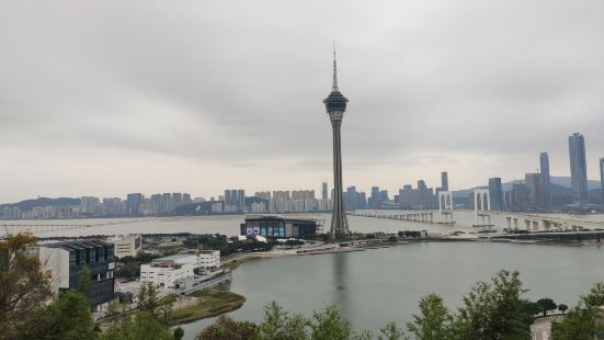 主教山教堂，又稱望洋山教堂，山頂矗立聖母像，平添十分肅穆莊嚴