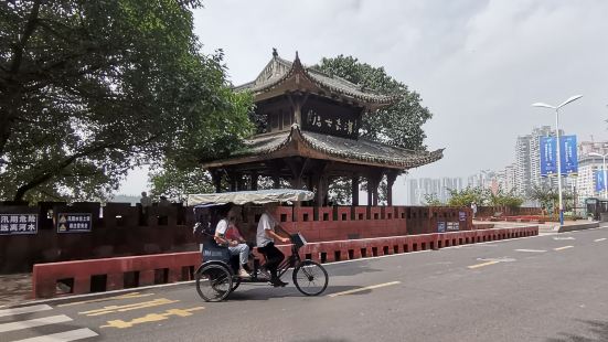 就在江邊隨隨便便的逛了一逛這邊的老街區，消費水平也不高，然後