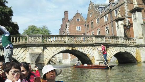 位於劍橋大學一條美麗的劍河是劍橋大學的象徵。 劍河上的不同的