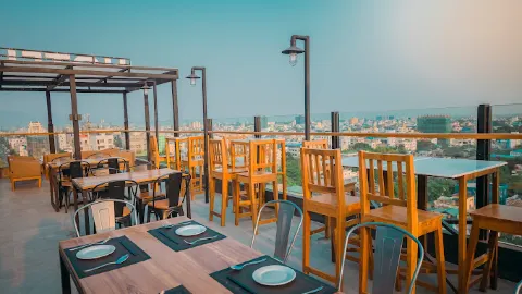 Nova Rooftop Bar in マンダレイ