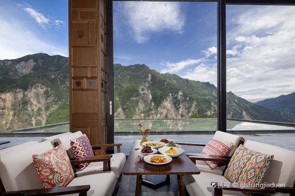 丹巴光与林酒店·及所悬崖餐厅