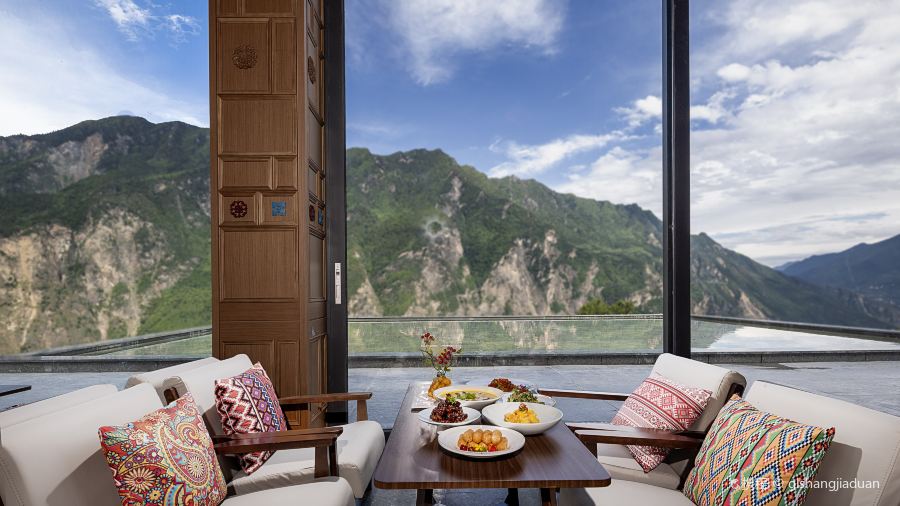 丹巴光与林酒店·及所悬崖餐厅