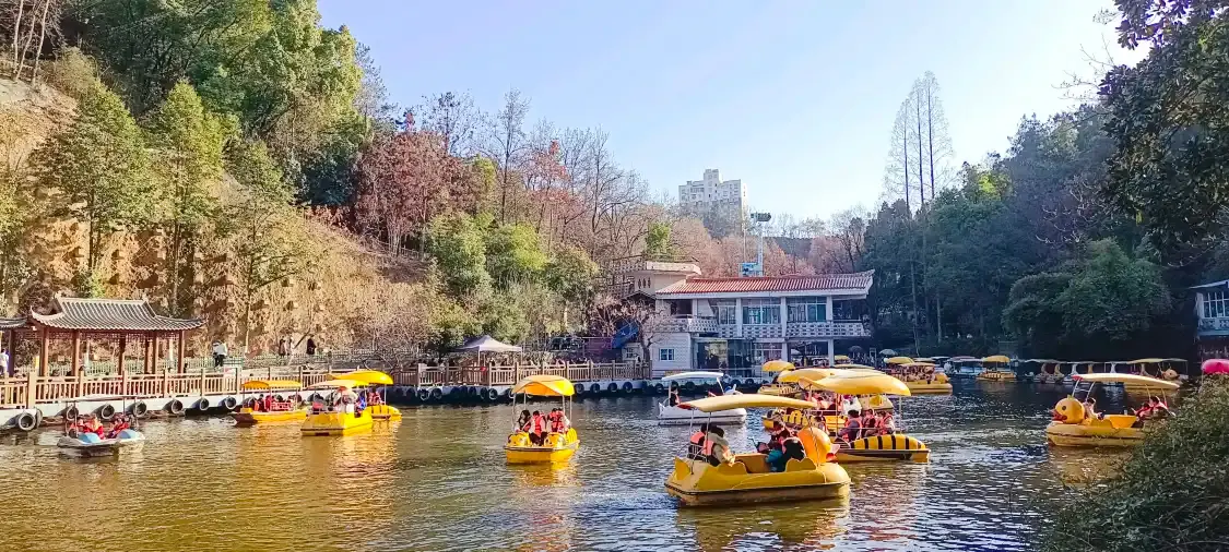 Hotels near Shiyan People's Park