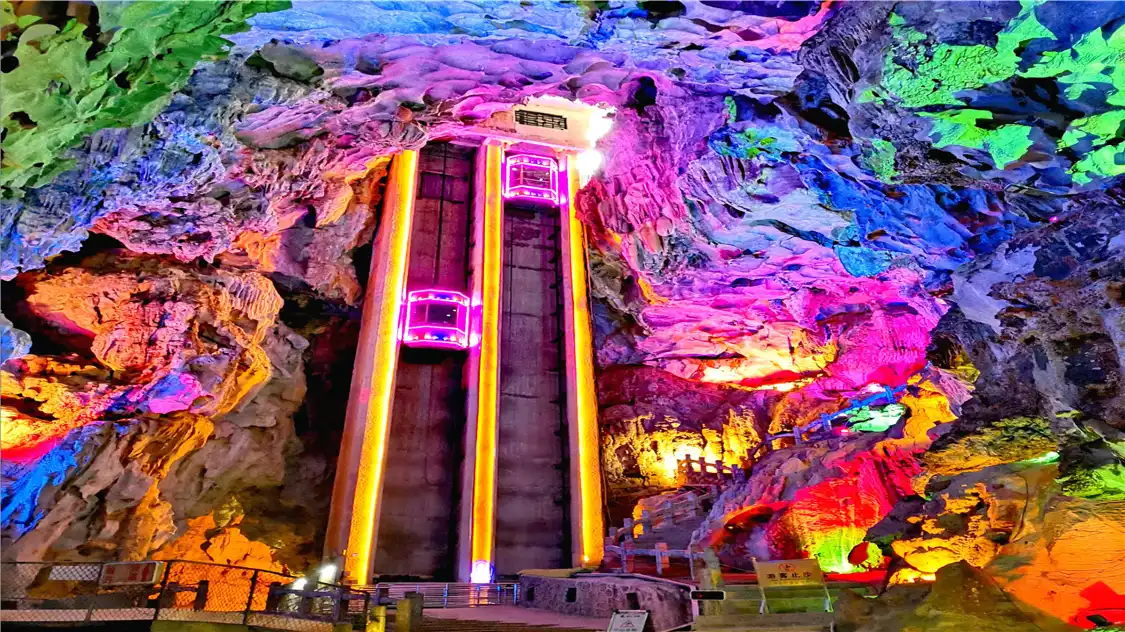 Hotels near Crown Cave