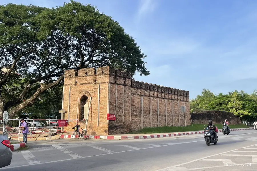 Chang Phuak Gate (The Elephant Gate)