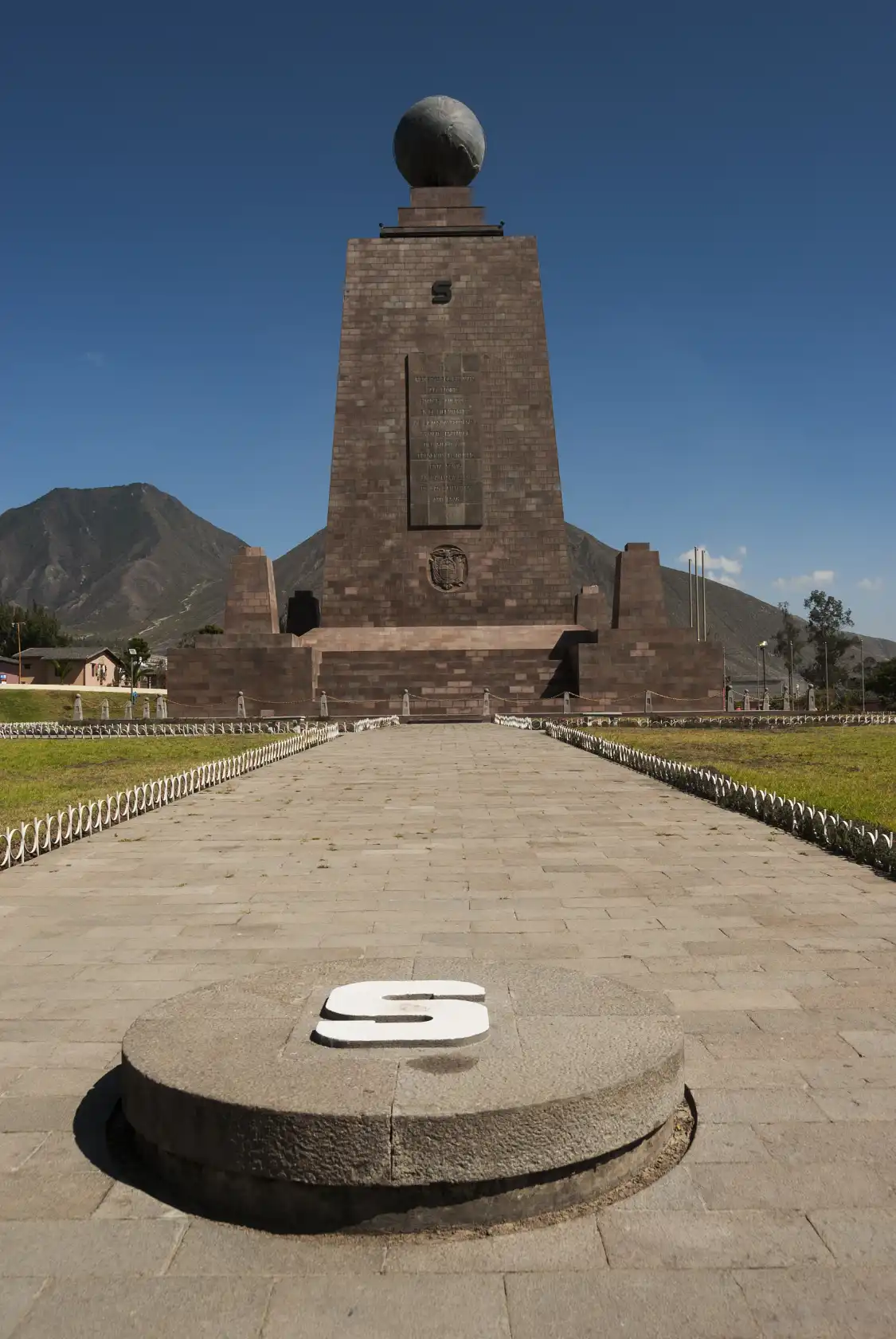 Hotels near Equator Monument
