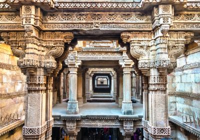 Adalaj step wall