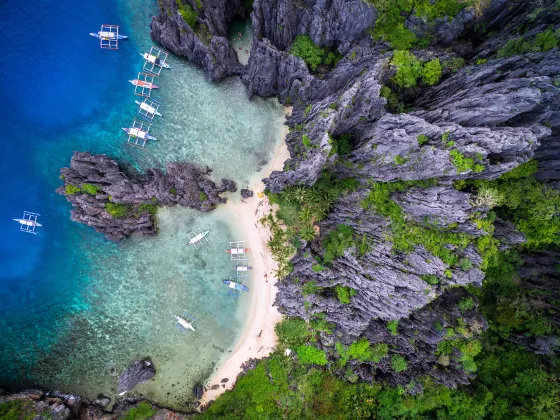 Hotels near Silinog Island Beach