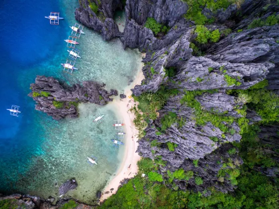 Hotels near Silinog Island Beach