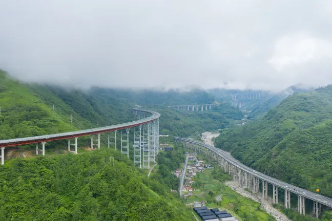 雅西 飛 錫瓦斯