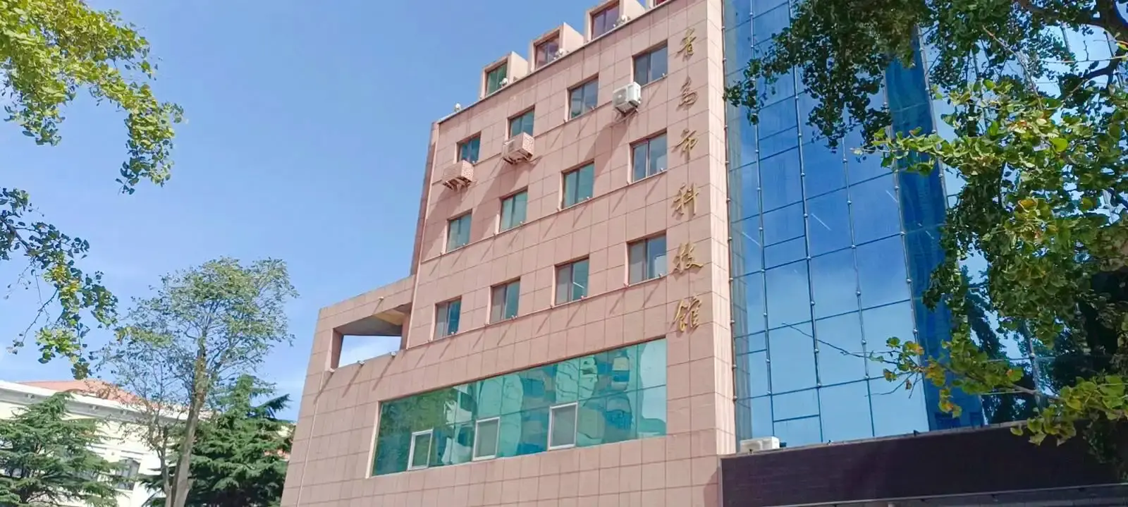 Hotels near Qingdao Science and Technology Museum
