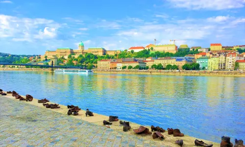 Scarpe sulle rive del Danubio