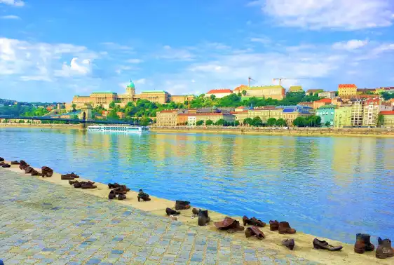 다뉴브 강가의 신발들 주변 호텔