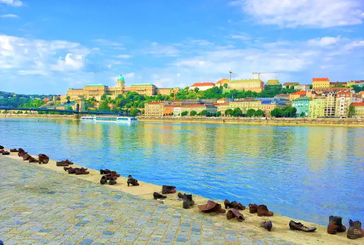 Hotels near Shoes on the Danube Bank