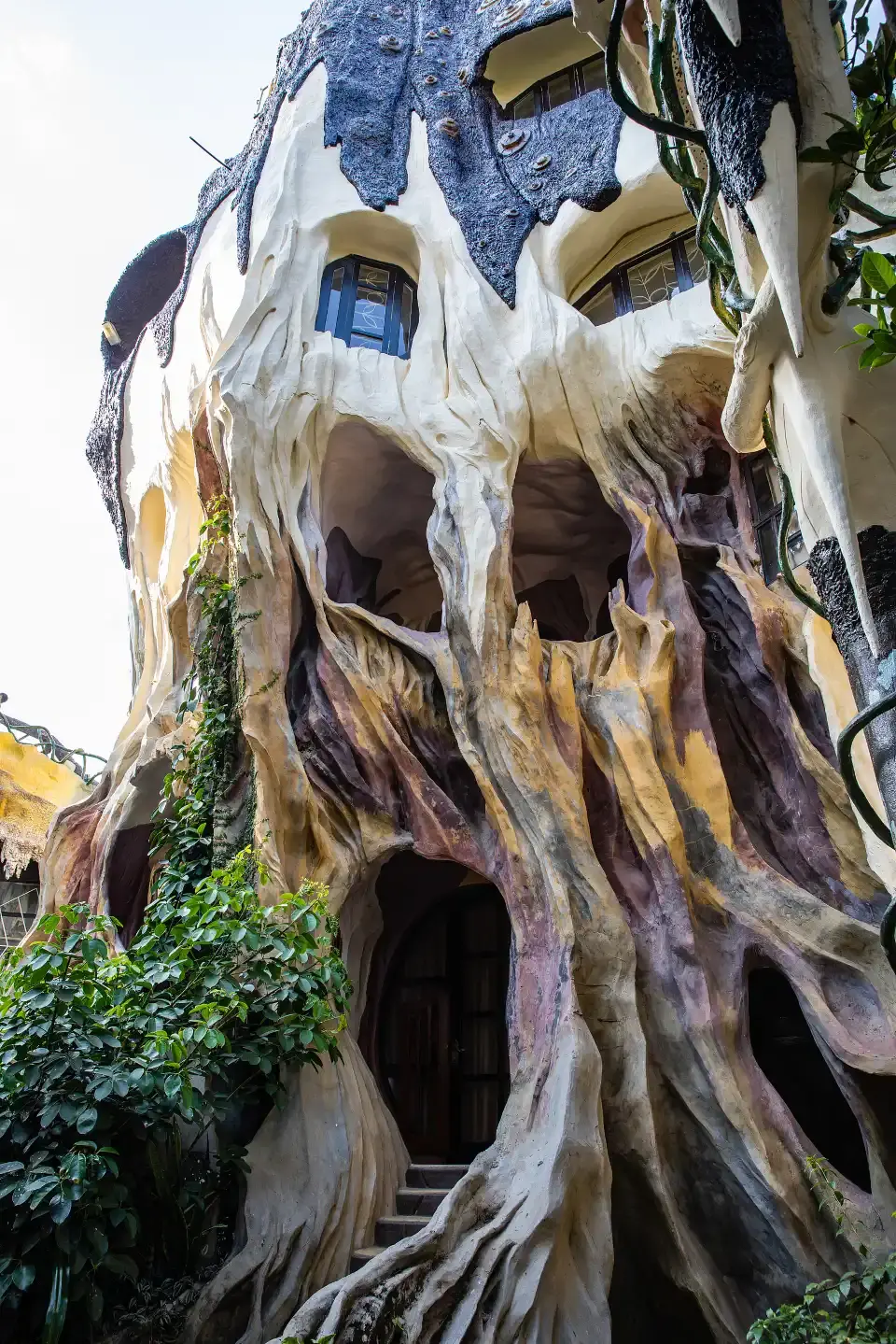 2_Crazy House