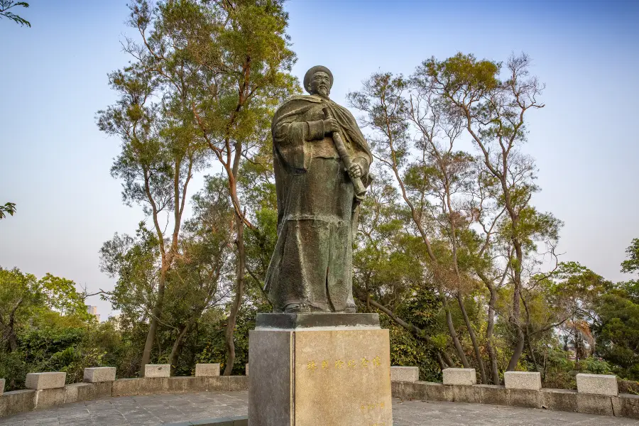 Bronze Statue of Lin Zexu