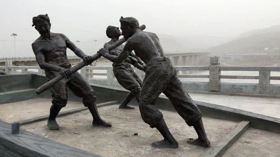 Mao Zhuxi Dongdu Huanghe Monument