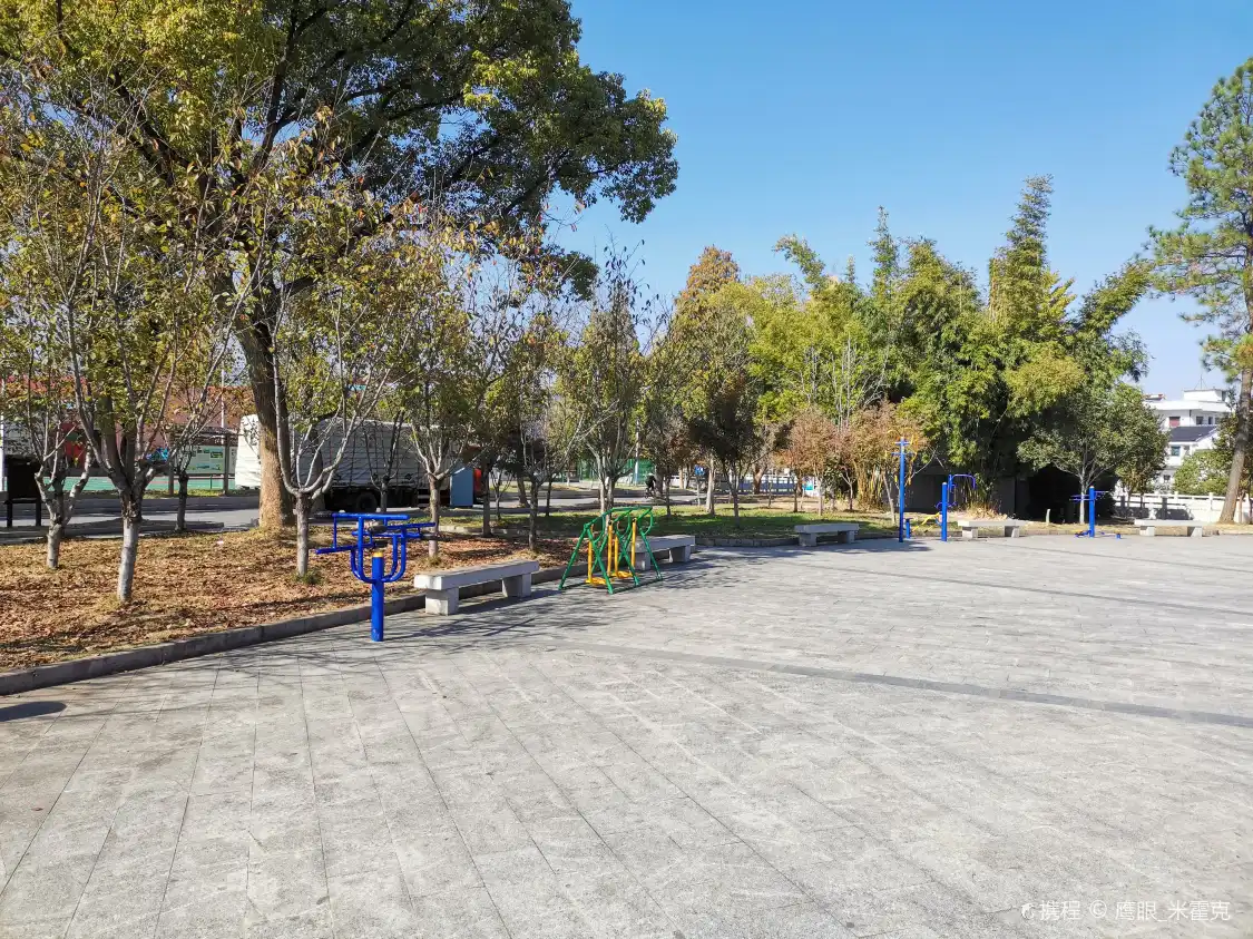 Hotels near Loujia Park