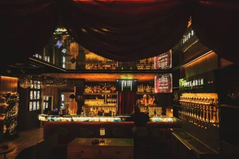 THE 16 TH FLOOR