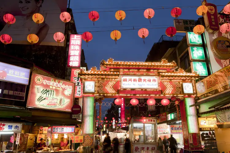 Hotels near Raohe Street Night Market