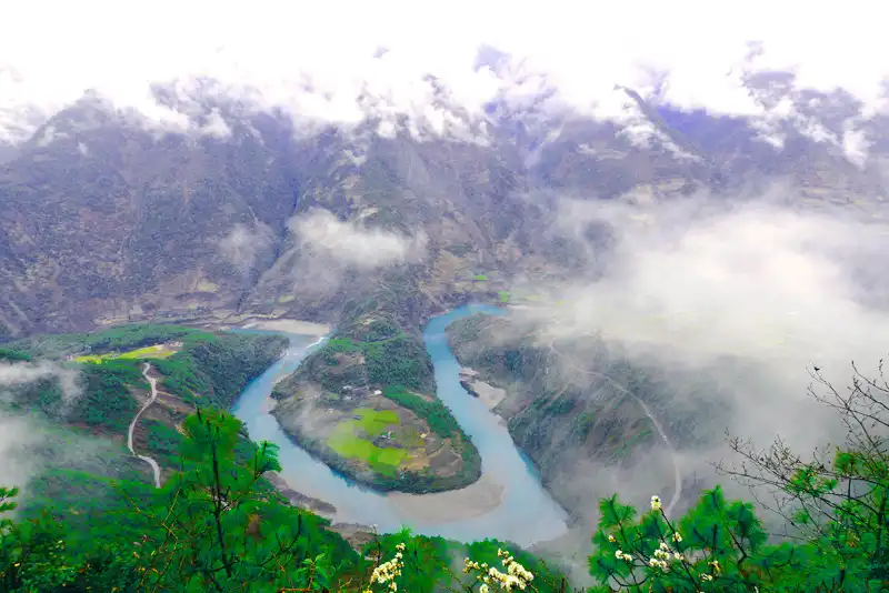Hotels near The First Bend of Nujiang River
