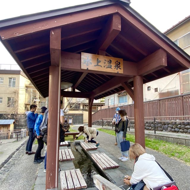足湯に浸かりながらクラフトビールを