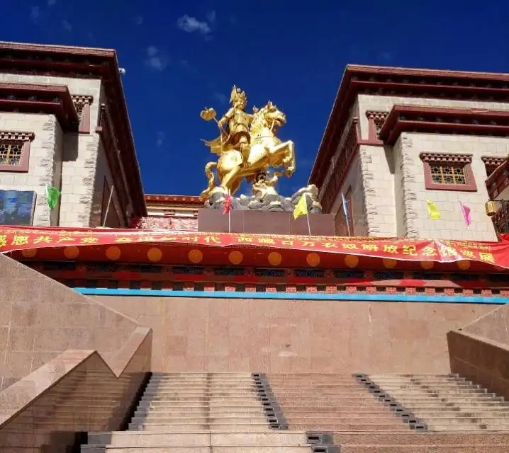 Hotels near Qamdo Museum