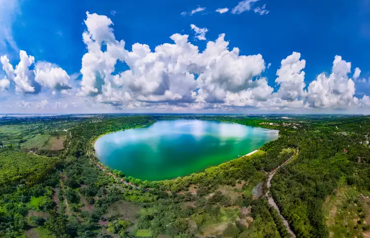 Hotels near Hu Guang Rock