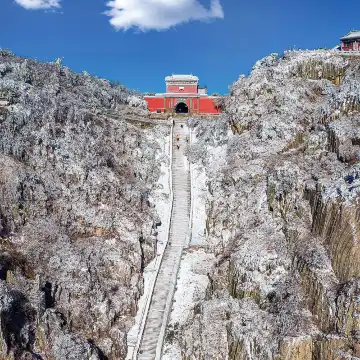 Hotels near Eighteen Twistings