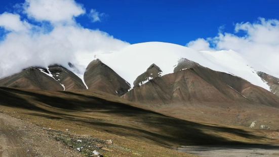 海拔6178米的玉珠峰，也叫可可赛极门峰。它是昆仑山东边最高