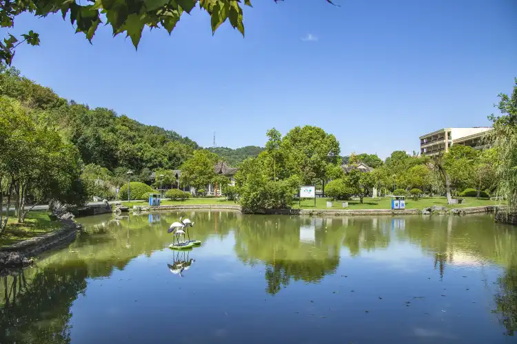 Hotels near Zhi Mountain Park