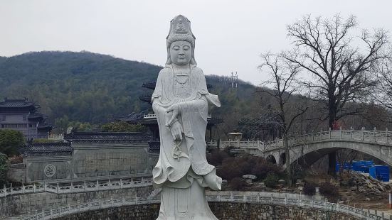 從千華古鎮坐景區交通車去隆昌寺，票價上山10元下山10元，在