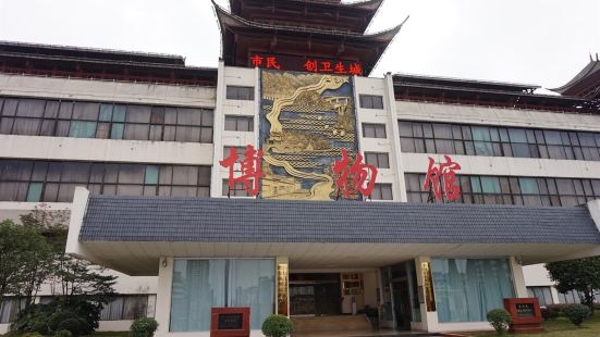 黔东南州民族博物馆，综合性博物馆，位于贵州省凯里市广场路5号