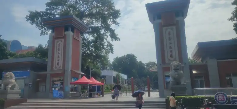 東カン人民公園周辺のホテル