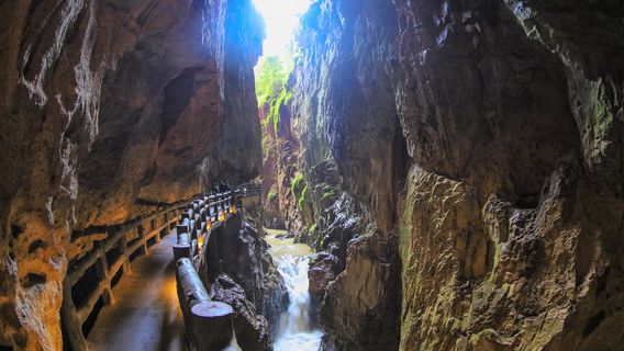 Jiuxiang Scenic Area-Tianxian Boardwalk