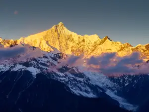 Meili Snow Mountain National Park - Sunrise on the Golden Mountain