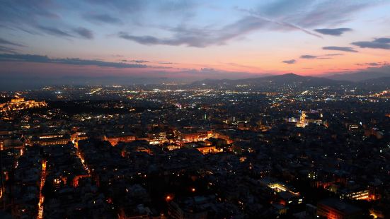 ⛰在雅典卫城对面有一个小土包山，海拔270多米，是雅典城的最