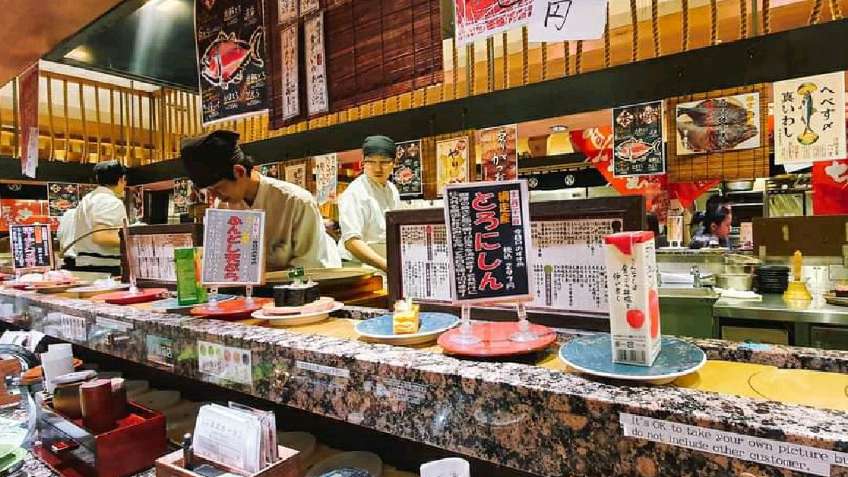 🍣 แนะนำร้านซูชิสายพานราคาเบาๆ แต่อร่อยจนต้องมาซ้ำ "Nemuro Hanamaru" 

วัตถุดิบดีมากกกกก ของสดพวกปลาดิบต่างๆ กุ้งหวาน อูนิ หมึก ไข่ปลา มันปู คือดีไม่คาวเลย ราคาเริ่มต้นแค่ จานละ 143¥ เท่านั้นเอง (ราคาตามสีจานเลยจ้า) มีชาเขียวร้อน น้ำเปล่าเสิร์ฟฟรี!

🖊 วิธีสั่ง สามารถเลือกหยิบซูชิที่ชอบจากบนสายพานได้เลย หรือจะสั่งจากในเมนู โดยจดหมายเลขใส่กระกระดาษ แล้วยื่นให้พนักงานก็ได้ 🦀

ใครมาซัปโปโรแล้วมองหาร้านซูชิดีๆ ราคาสบายกระเป๋า แนะนำเลยน้าา ❤

👉 ป.ล. ร้านฮอต คิวยาวทุกวัน กดคิวแล้วไปช้อปรอได้, แนะนำมาช่วงบ่ายวันธรรมดา จะรอไม่นานเท่าไหร่ค่ะ ถ้าช่วงเย็นเสาร์อาทิตย์รอไม่ต่ำกว่า 2 ชม. แต่อร่อยจริงน้าา คุ้มกับการรอคอย! 😄😄😄 

📌Nemuro Hanamaru
ชั้น 6 ห้าง Stella Place (สุดทางติดห้าง Daimaru), JR Sapporo

#ทริปหน้าไปไหน?
#รีวิวญี่ปุ่น #เที่ยวญี่ปุ่น #japan #รีวิวฮอกไกโด #hokkaido #sapporo #รีวิวที่กิน #ซูชิสายพาน

#culturetrip
#culturetrip