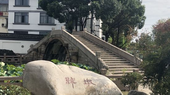 绰墩山村和绰墩遗址在同一地方，位于江苏省苏州市昆山市自然生态