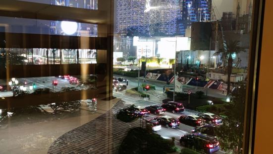 澳门cdf四季名店和新濠影汇店还是比较近的，从这里可以直接走