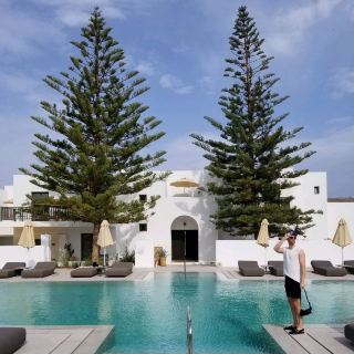 ギリシャ風デザインのビーチホテル